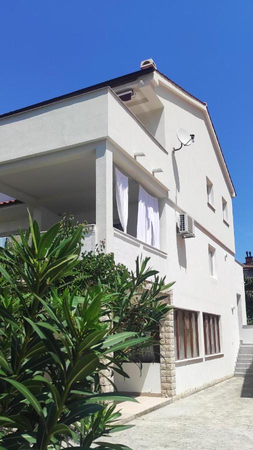 Guest House Tina Раб Екстериор снимка