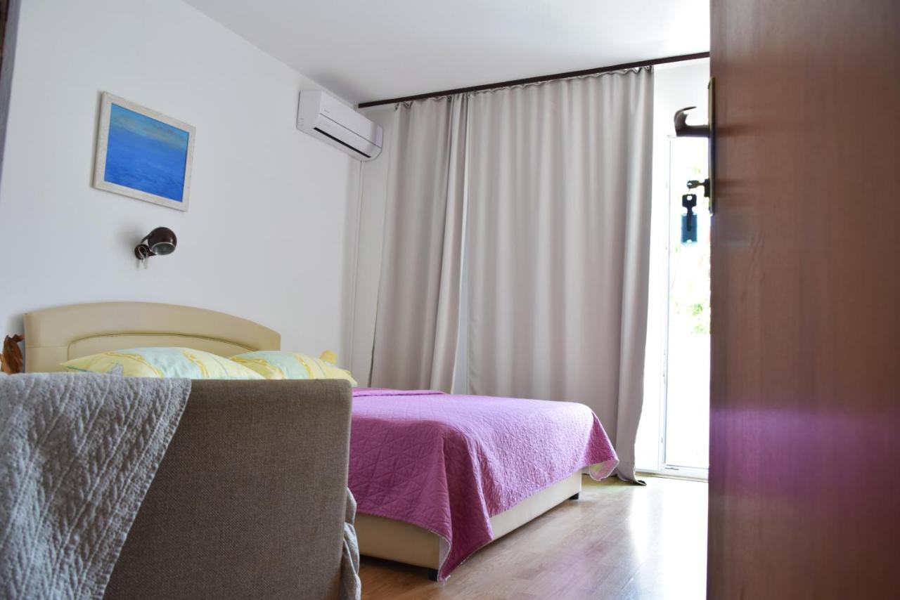 Guest House Tina Раб Екстериор снимка